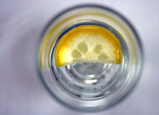 Вода с лимоном: польза и вред, применение для похудения натощак